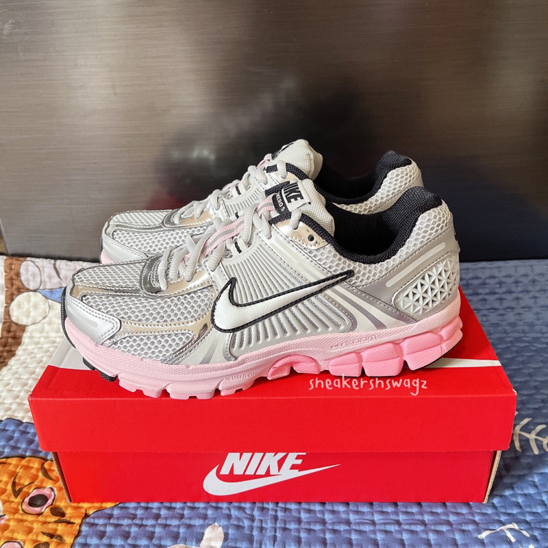 อ่านก่อนสั่งค่ะ Pre-order รองเท้า Nike Zoom Vomero 5 - (HF1877-001) Color: Metallic Silver/Pink Foam