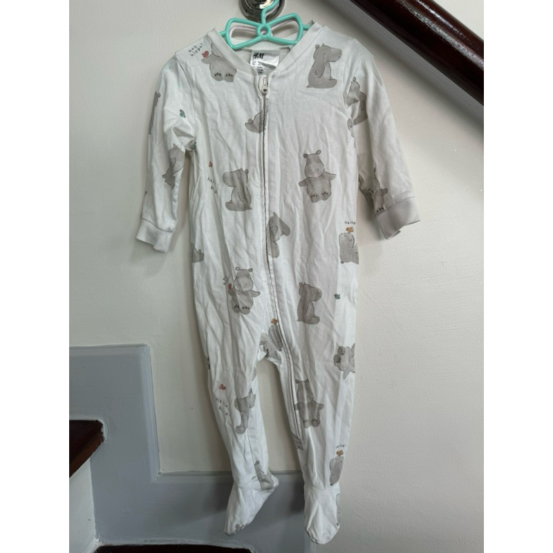 ส่งต่อ H&M kids ชุดนอนปิดเท้า Size6-9M EUR74