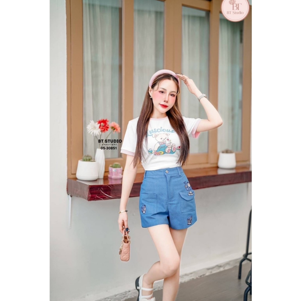 BT 05-30851 สื้อยืดแขนสั้นสกรีนแมทซ์กับกางเกงยีนส์ขาสั้น