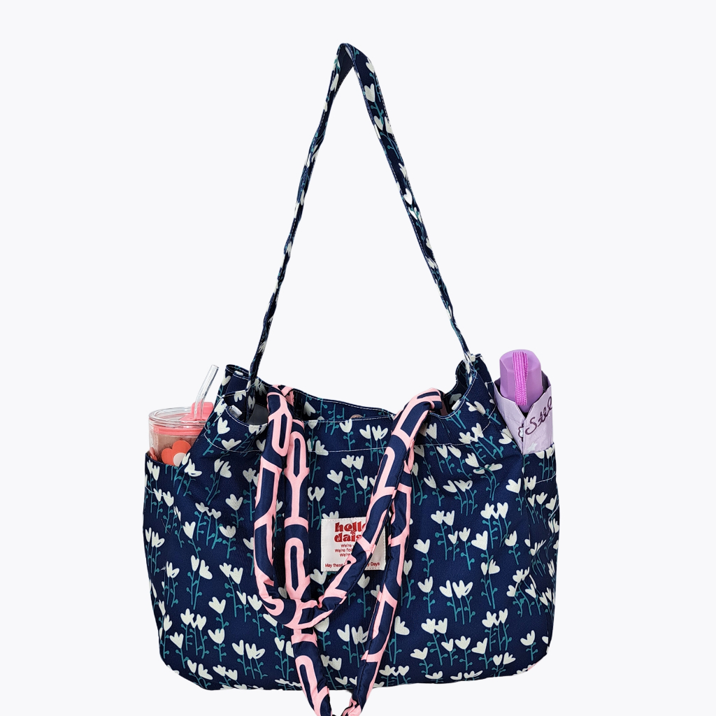 Hello Daisy [แบรนด์ไทย] -Weekend bag กระเป๋าใส่หนังสือ Notebook 15" +ช่องข้างใส่แก้วน้ำ ขวดน้ำ