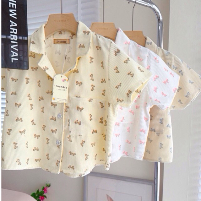 maybeshop เสื้อเชิ้ตคอปกผ้าลูกฟูกพิมพ์ลายแต่งกระเป๋าหน้า