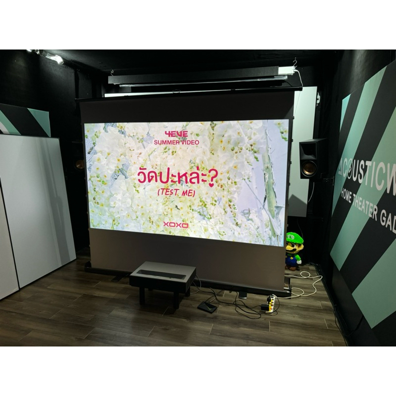 จอตั้งพื้นมือดึง รุ่นอัพเกรดมีเอ็นด้านข้างเพิ่มความเรียบตึงใช้ได้ทั้ง UST และ Normal throw Projector