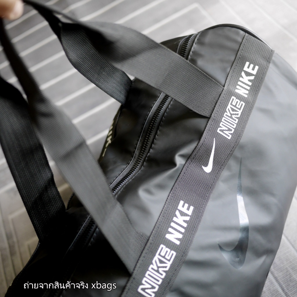 Nike กระเป๋าฟิตเนส/เดินทางแบบหิ้ว ขนาด 38 ซม. ผ้ามันกันน้ำ สกรีนโลโก้ดำ สายสะพายไหล่ถอดได้