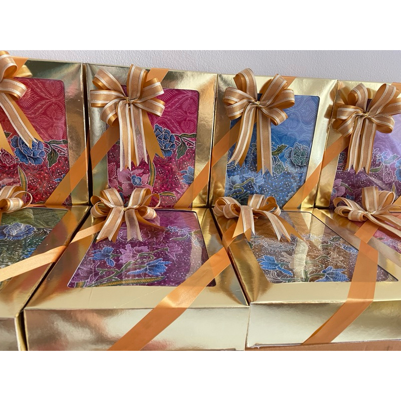 ผ้าถุงสำเร็จพร้อมใช้งานใส่กล่องพร้อมโบว์**สุ่มสีผ้า***เลือกสีโบว์ได้ค่ะ*