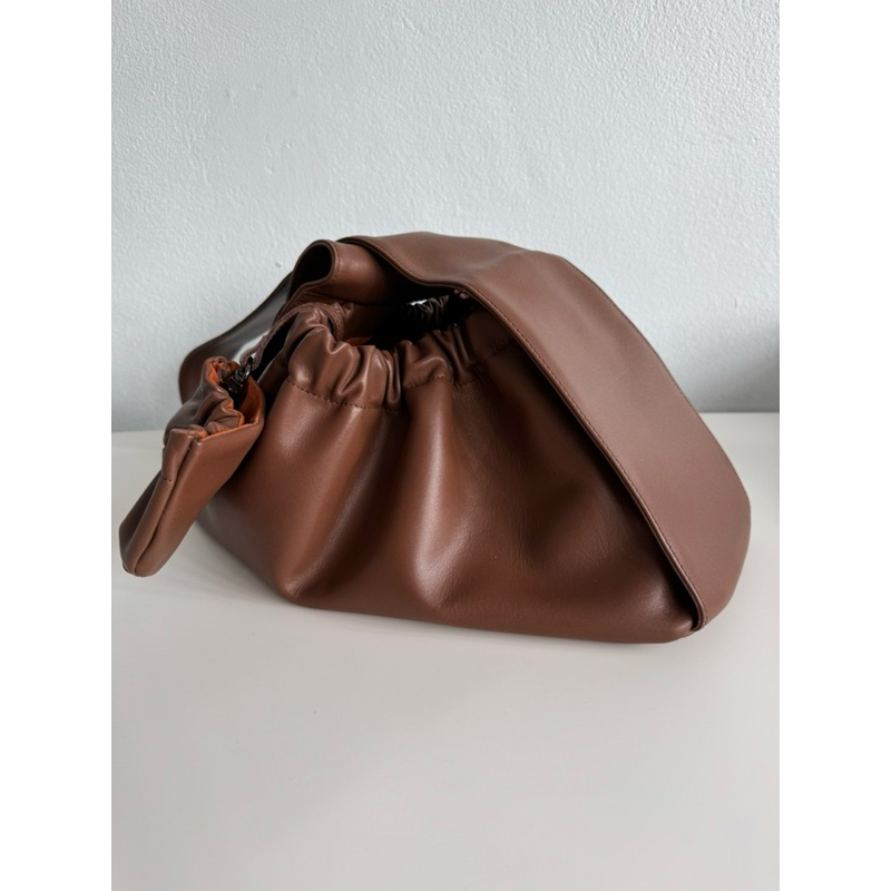 🔥Used like new🔥 ส่งต่อ 𝗧𝗛𝗘 𝗗𝗨𝗠𝗣𝗟𝗜𝗡𝗚 I กระเป๋าทรงเกี๊ยว Vara brand หนังแท้