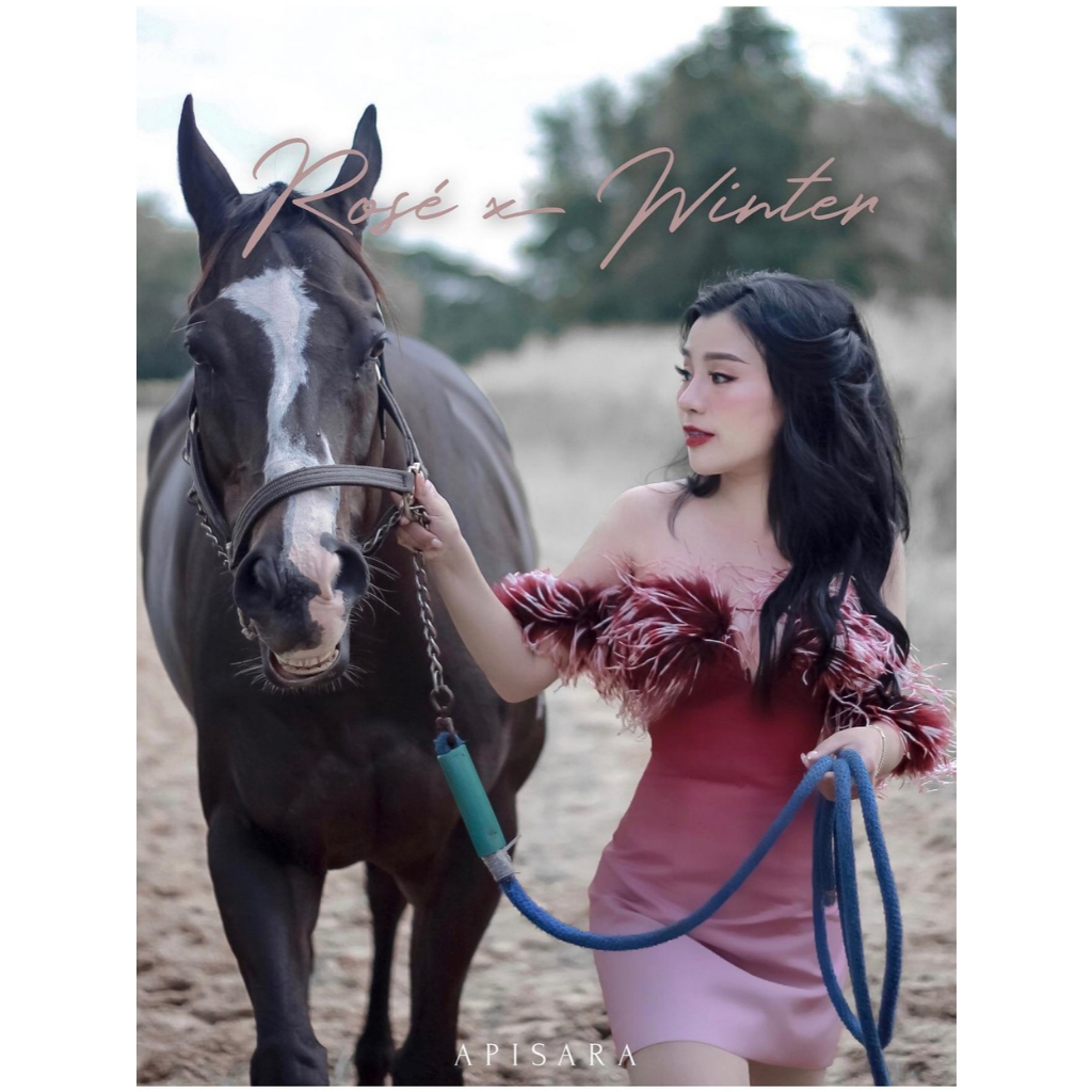 APISARA. เดรสขนนกเปิดไหล่ รุ่นนี้ขนนกนิ่ม และนุ่มมาก สาวปาตี้ใส่สวยแน่นอน