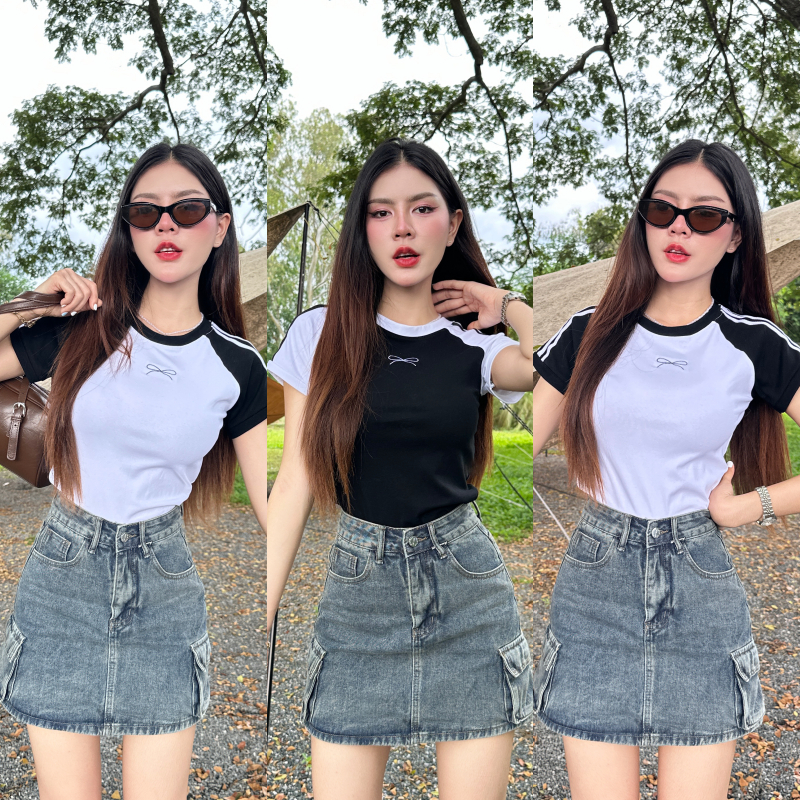 เสื้อครอปเข้ารูป ผ้ายืดยูนิ ปักโลโก้โบว์ แต่งแถบช่วงไหล่ สไตล์สตรีท แต่งแมตช์ง่าย พร้อมส่งทุกสี รุ่น ขาวแขนดำ