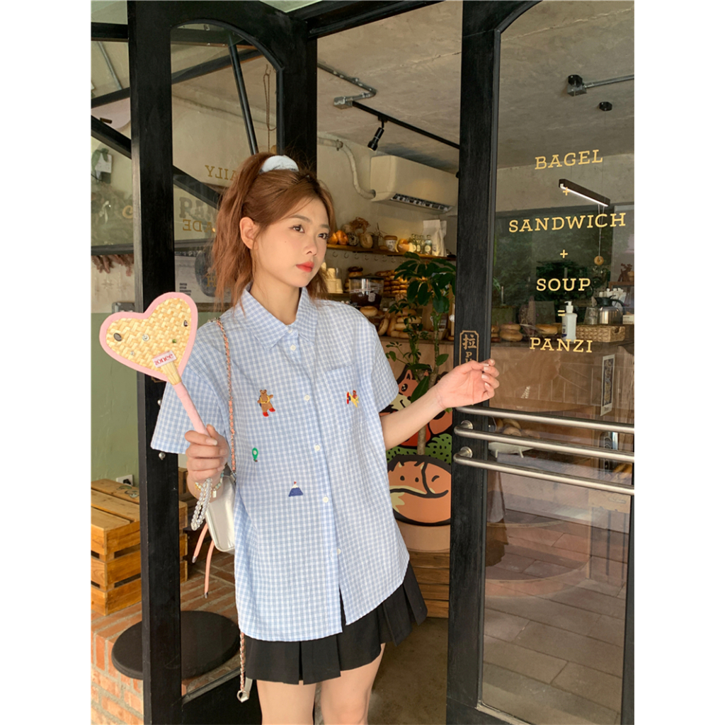 STYLE เสื้อลายสก๊อตลำลองแฟชั่น เสื้อเชิ้ตแขนสั้นปักลายโปโลสีน้ำเงินย้อนยุคอเมริกันสำหรับผู้หญิงน่ารัก “w439”
