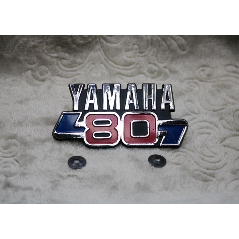 โลโก้บังลม Yamaha Y80 ยามาฮ่า y80 ติดบังลม ( พร้อมกิ๊ฟล็อค ) สินค้าใหม่ ( เก่าเก็บ )