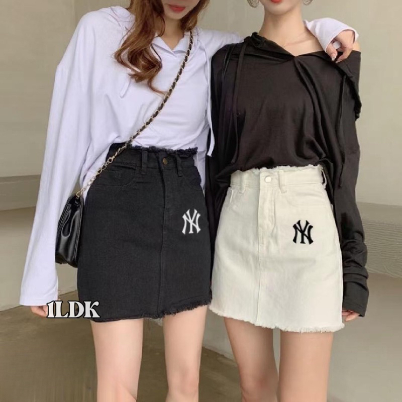 1LDK พร้อมส่ง กระโปรงยีนส์สั้น ทรงเอ แต่งขาดรอบเอว + ปลายปักตัวอักษร(7135)