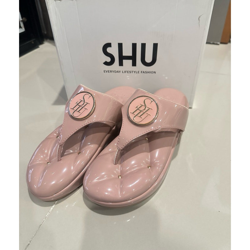 รองเท้า SHU รุ่น SOFASHOES ENAMEL ไซส์ 39 หน้าโลโก้SHU ของแท้