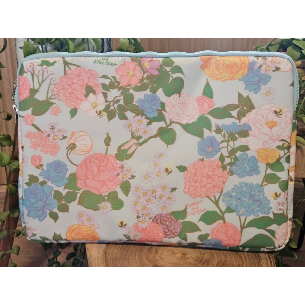 Kloset กระเป๋าใส่คอมพิเตอร์ Laptop ลายดอกไม้ มือสอง ของแท้