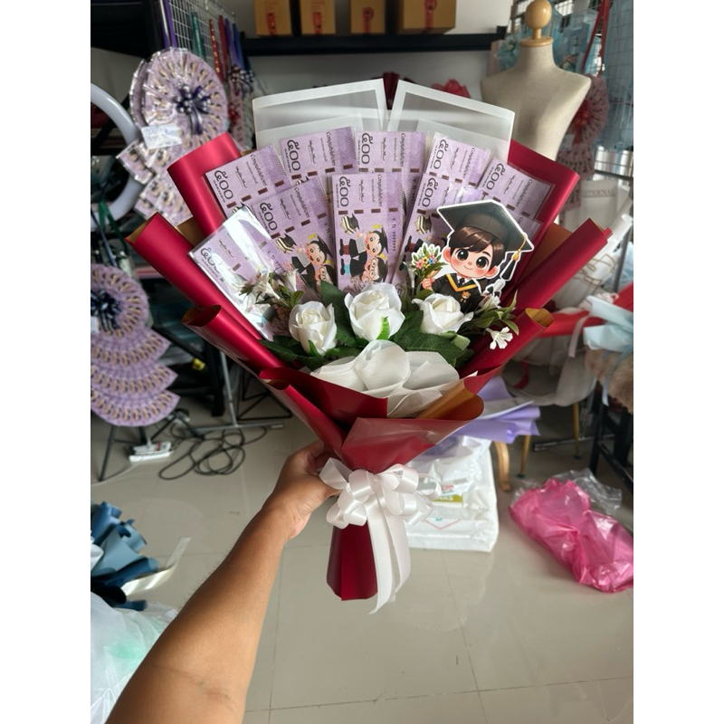 ช่อเปล่า ช่อดอกดอกไม้ กุหลาบสีขาว 3ดอก แซมด้วยตุ๊กตาบัณฑิต (10ใบ)
