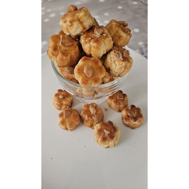 คุกกี้สิงคโปร์ ขนาด 100 กรัม หอมกลิ่นอบควันเทียน เเต่งหน้าหน้าด้วยเม็ดมะม่วงหิมพานต์หัก ทานเพลิน อร่อยมาก