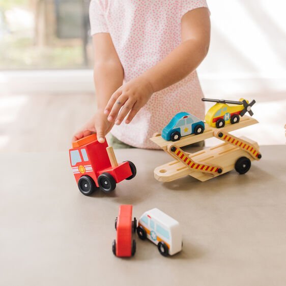 Melissa & Doug شاحنة نقل مركبات الطوارئ (3+) — صورة 7