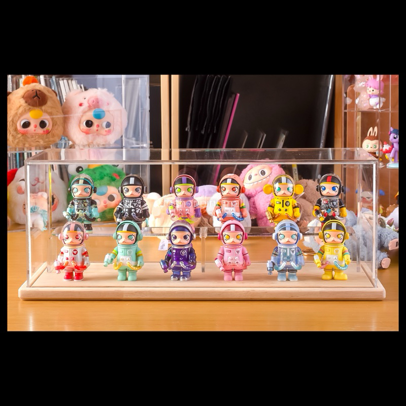 พร้อมส่ง - กล่องอะคริลิค ทรงยาว ฐานไม้ ยกครอบไม่ต้องประกอบ พร้อมชั้นวาง ใส่หุ่นตัวเล็ก เช่น molly 100% เนื้อหนา งานไทย