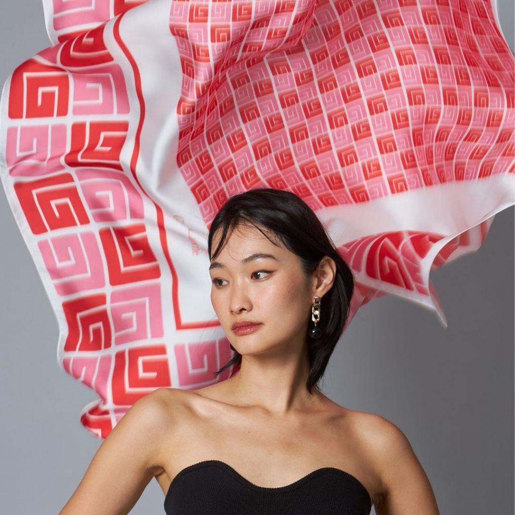 Guy Laroche ผ้าพันคอจตุรัส ขนาด 100*100 ซม. สีแดงชมพู GBAJRE