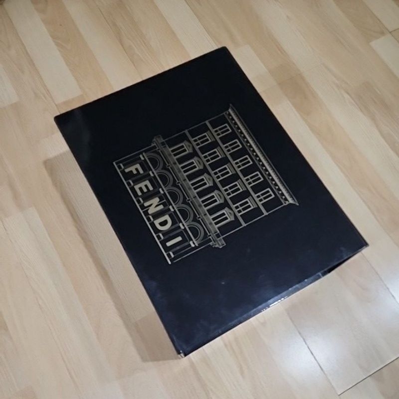 กล่อง Fendi Peekaboo ของแท้ (เฉพาะกล่อง ไม่มีกระเป๋า) มือสอง