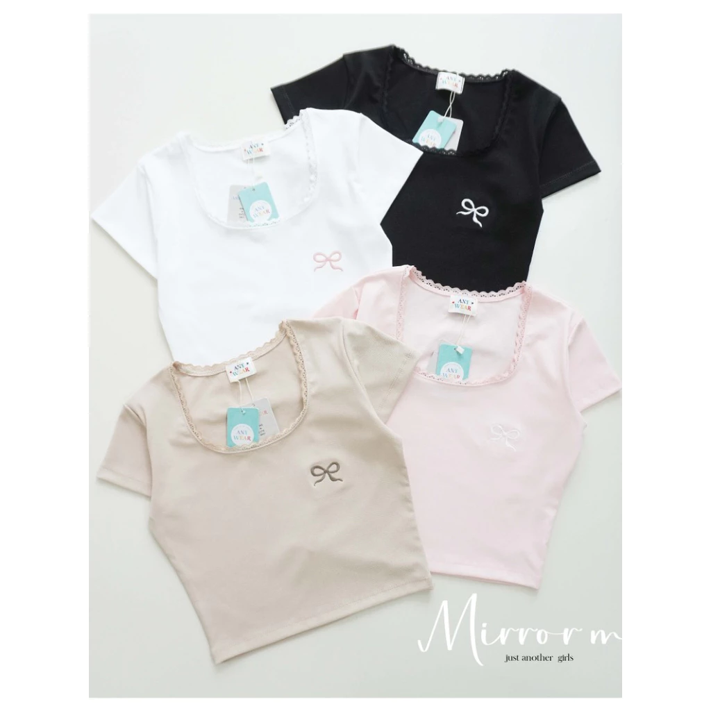 mirrorme เสื้อครอปคอยูแขนสั้น คอลูกไม้ ปักโบว์