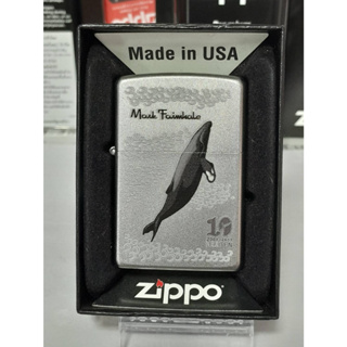 ZIPPO 205 CI000709  สีเงินผิวโครเมี่ยม ลายแบบสกรีน  ผลิตปี2009  ถังในปี2005  ของใหม่ไม่ผ่านการใช้งาน  มาพร้อมกล่อง