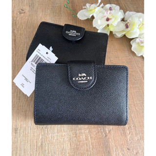 (ผ่อน0%) กระเป๋าสตางค์ใบกลาง หนังแท้สีดำ 5 นิ้ว อะไหล่เงิน MEDIUM CORNER ZIP WALLET (COACH 6390) IM/BLACK