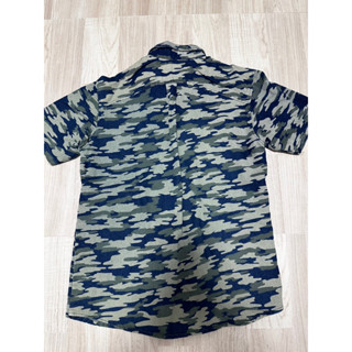 **สินค้ามือสอง ไม่มีตำหนิ*** เสื้อเชิ้ตลายทหาร แขนสั้น  ไซส์ S สภาพดี