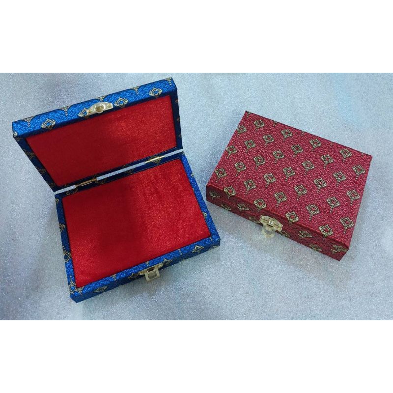 กล่องใส่พระกันกลิ้งขนาด12*16*4cmกะทัดรัดพกพาสะดวก

<p>“><center></p>
<h4></h4>
<p><p><font color=