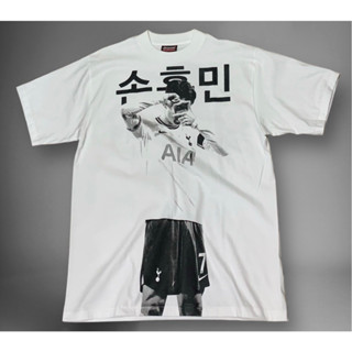 BTHD เสื้อยืดคอฟิต รุ่น SON สีขาว ลายนักฟุตบอล สไตล์วินเทจ