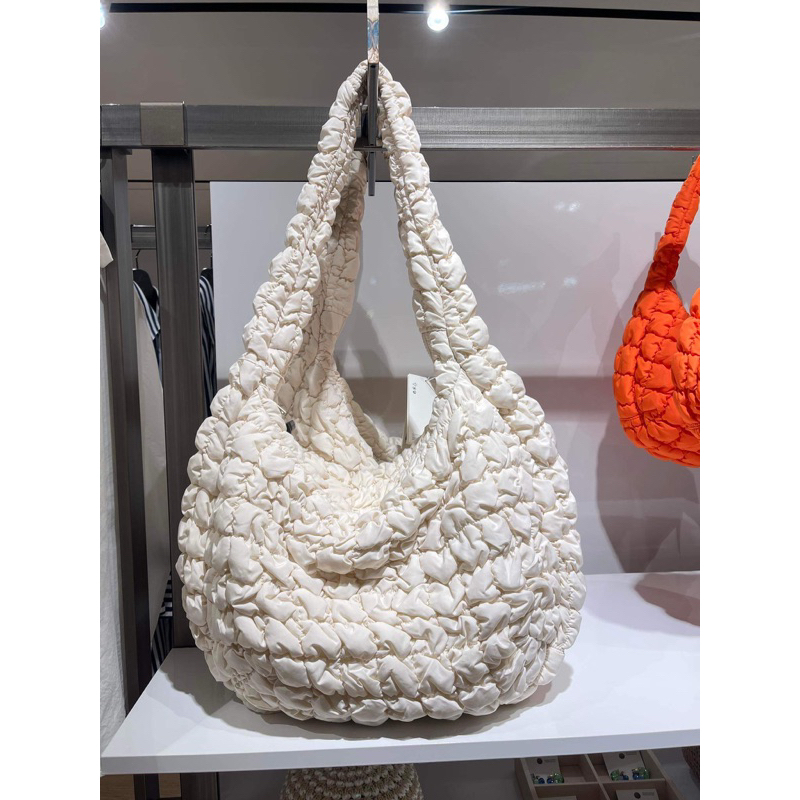 พร้อมส่ง COS Quilted Oversized Bag สีขาว off white ของแท้ 100%