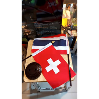 ธงไทย ธงสวิสเซอร์แลนด์ ไทย สวิสเซอร์แลนด์ THAILAND SWITZERLAND ธงนานาชาติ ธงตั้งโต๊ะแบบไขว้ ขนาด 14×20cm เสาไม้