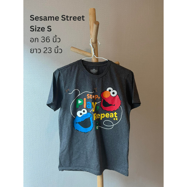 เสื้อยืดแขนสั้น สีเทา Sesame Street ไซส์ S ลาย Elmo และ Cookie Monster