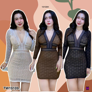 TwinsShopVip💗พร้อมส่ง TW19109 เดรสสั้นคอวีลูกไม้ เว้าหลัง ..