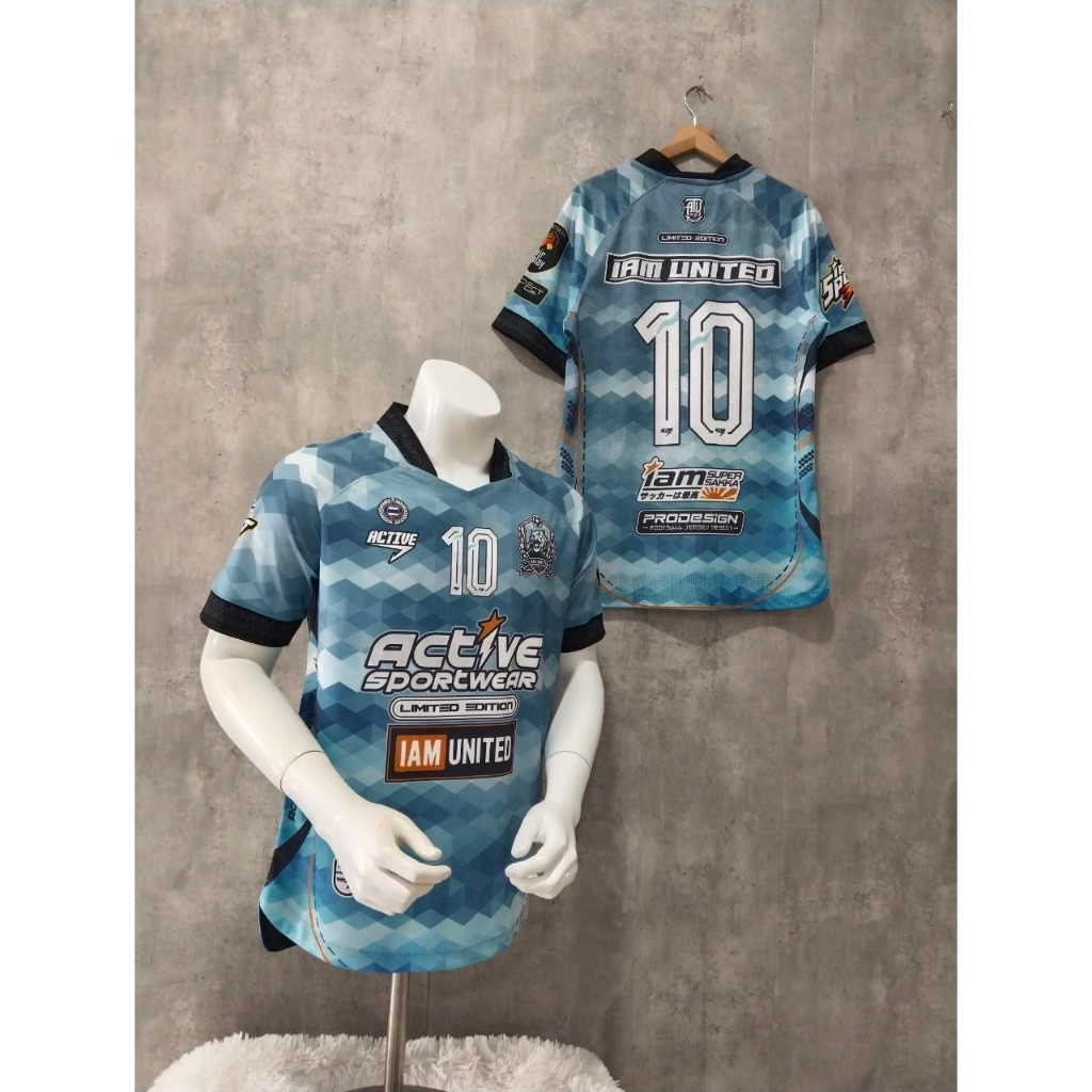 เสื้อกีฬาพิมพ์ลายคอห้าเหลี่ยมชายโค้ง สีสดเนื้อผ้าเกกรดพรีเมี่ยมรับประกันคุณภาพจากแบรนด์ V-39