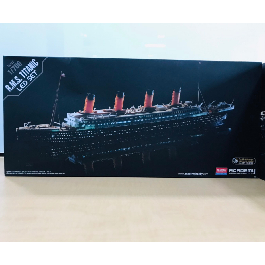 Academy R.M.S. Titanic LED Set Scale 1/700