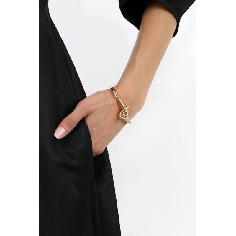กำไลซีลีน CL Knot extra-thin bracelet in brass  กำไลข้อมือซีลีน ผูกปม งานสวยเงามาก ขนาดฟรีไซส์ ปรับได้เองตามความสะดวก