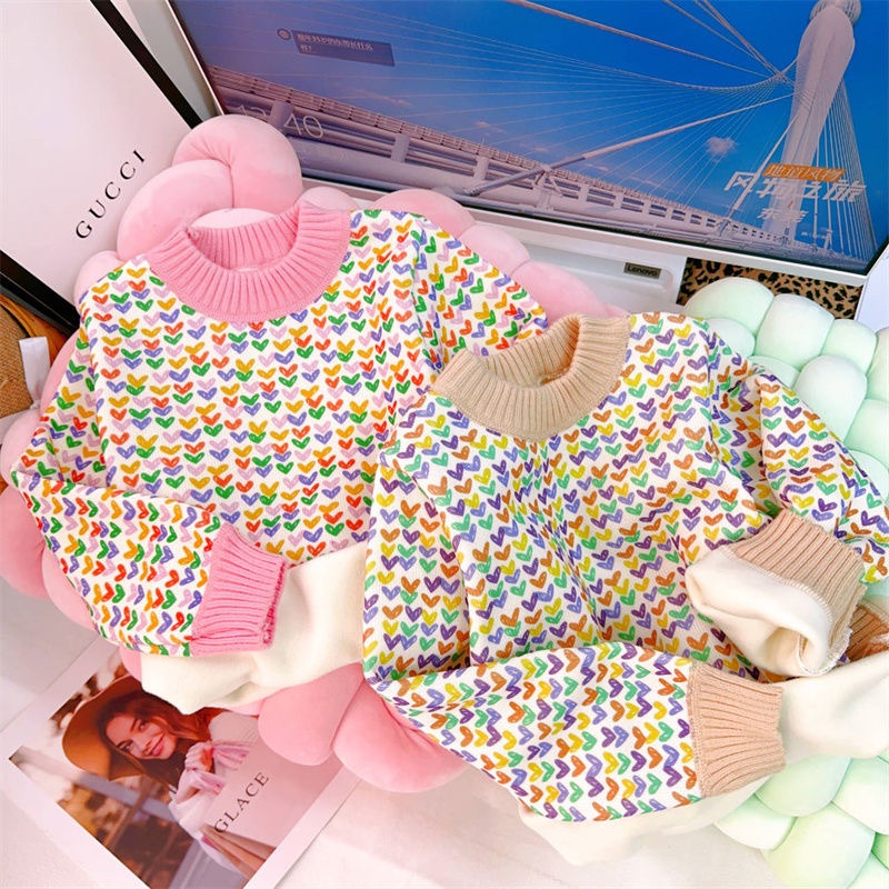 พร้อมส่ง เสื้อสเวตเตอร์แบบสวม สกรีนลายหัวใจแบบแผง เนื้อผ้าหนาๆ อุ่นมาก ด้านในบุขนกำมะหยี่ (SWTS HJLS)