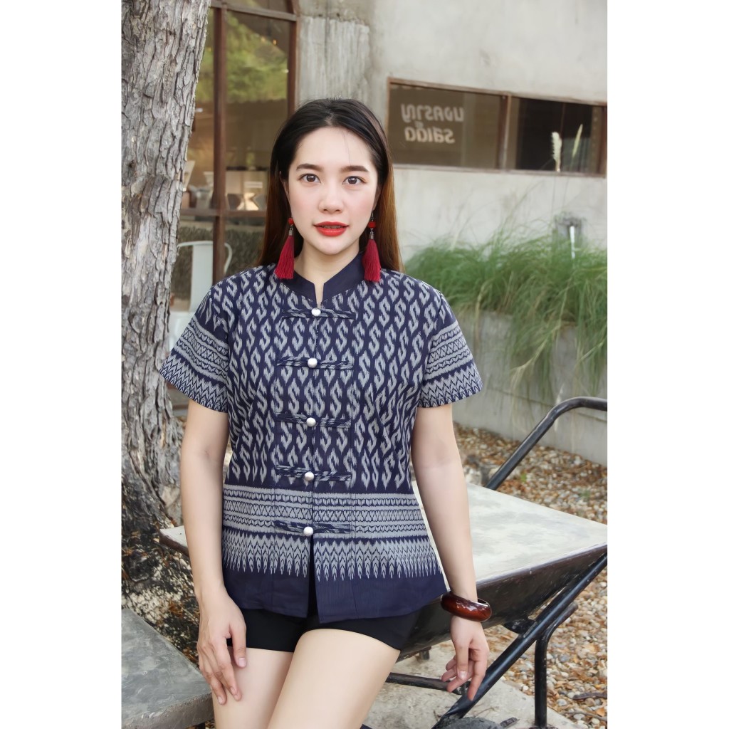 เสื้อคอจีนแขนสั้นลายขอ เสื้อผู้หญิงใส่ทำงาน กระดุมแกะได้จริงทุกเม็ด