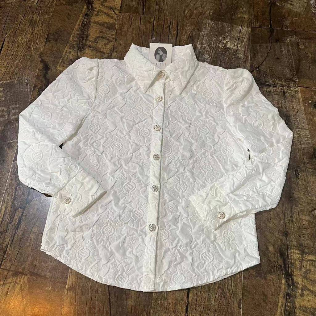เสื้อเชิ้ตสีขาวคอปกแขนยาวเนื้อหน้ามีทิ้กเจอ3Dลายนูนดอกไม้(p101)งานป้ายห้อย