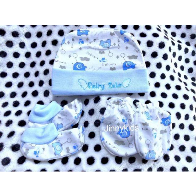 เซ็ตหมวก ถุงมือ ถุงเท้า 0-6 เดือน เซ็ตละ 22 บาท คละลาย