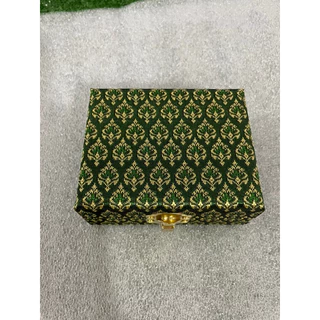 กล่องใส่พระกันกลิ้ง กล่องใส่กำไล กล่องใส่เครื่องประดับขนาด8*10*4cm