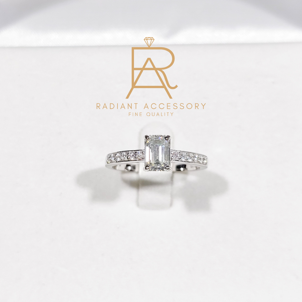 แหวนเงินแท้ ชุบทองคำขาว ฝังเพชร Moissanite Emerald cut 1กะรัต และบ่าข้าง