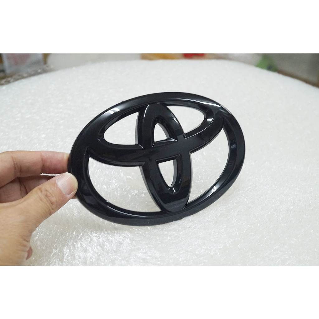 ป้ายโลโก้พวงมาลัยสำหรับToyota สีดำล้วนใช้ติดทับของเดิม ขนาด6.5x4.5cm ติดด้วยเทปกาวด้านหลัง
