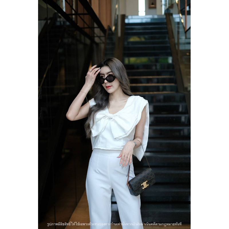 เสื้อครอปคอวีแต่งโบว์ด้านหน้า2ชั้น อัดจีบไหล่ ซิปหลัง งานคุณภาพดี เสื้อสีแดงคริสต์มาส