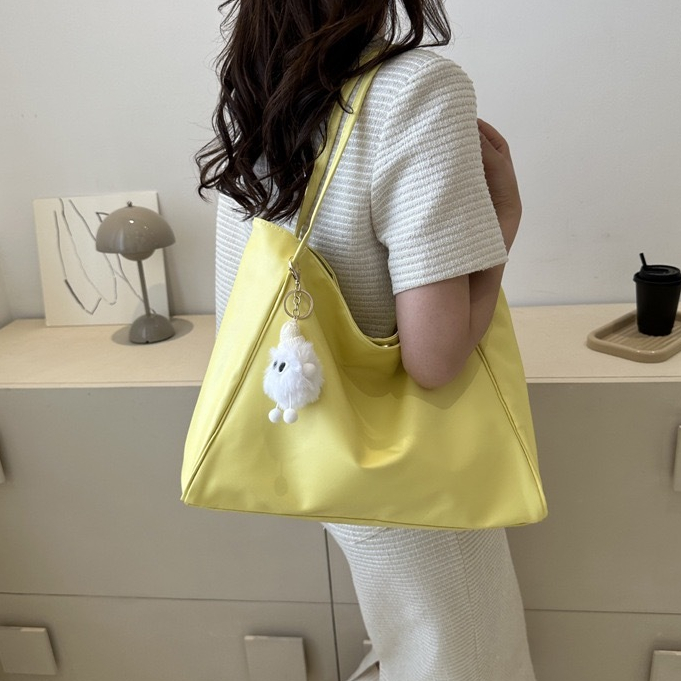 กระเป๋าใบใหญ่แฟชั่นใส่ของได้เยอะหนัง pu มีซิปด้วยนะคะมีพวงกุญแจแถมด้วยน่ารักค่ะ