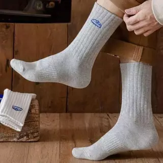 ถุงเท้าข้อกลางสำลอง สีพื้น สวมใส่สบาย ใส่ได้ทุกเพศ Korean fashion socks Cotton fashion socks for men and women
