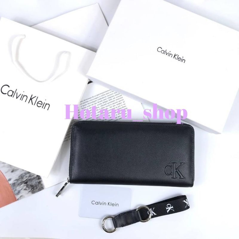 Calvin Klein Long Wallet with Key Fob Set
กระเป๋าสตางค์ใบยาวซิปรอบ