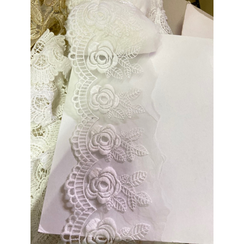 ลูกไม้ปัก4นิ้ว ลายกุหลาบสีขาว 250฿ ผ้าปักสวยสวย