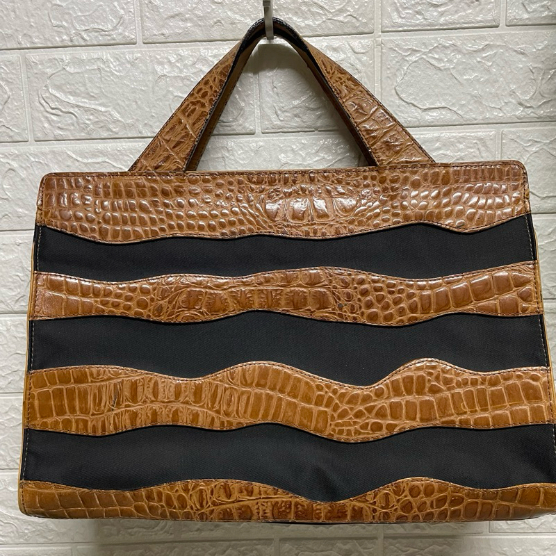 กระเป๋าถือ กระเป๋าใส่เอกสาร Maari Askew New York กว้าง 15 สูง 10 ก้น 5 นิ้ว ราคา 590 บาท