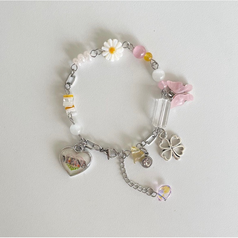 สร้อยข้อมือดอกเดซี่สดใส(หากจะใส่ตัวอักษร โปรดแจ้งตรงหมายเหตุ)
