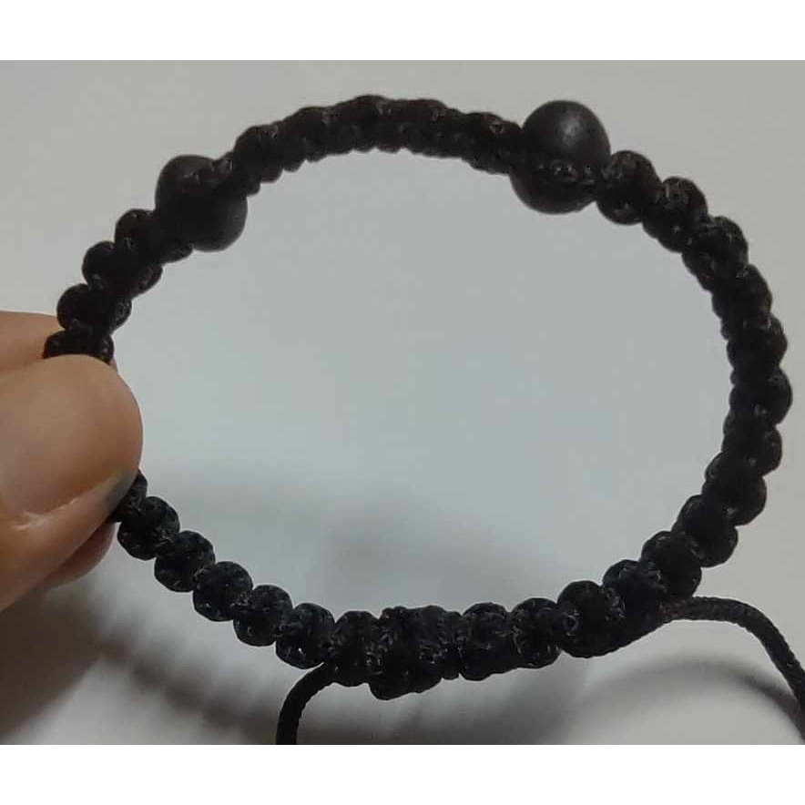 สร้อยข้อมือเชือกผ้าร่มสีดำ แบบร้อยเม็ดประคำแร่น้ำพี้ 2 เม็ด